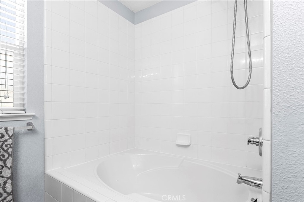 https://media.crmls.org/medias/094f1045-e6a4-482a-b960-8051da924751.jpg?preset=X-Large