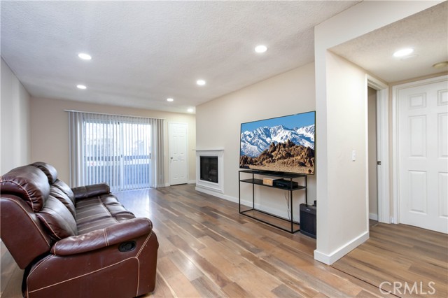 Detail Gallery Image 3 of 18 For 26922 Flo, Canyon Country,  CA 91351 - 2 Beds | 2 Baths