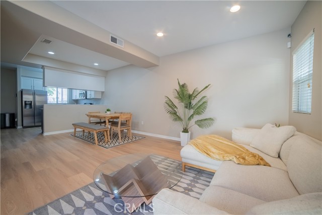 Detail Gallery Image 15 of 27 For 14554 Kittridge St, Van Nuys,  CA 91405 - 3 Beds | 3 Baths