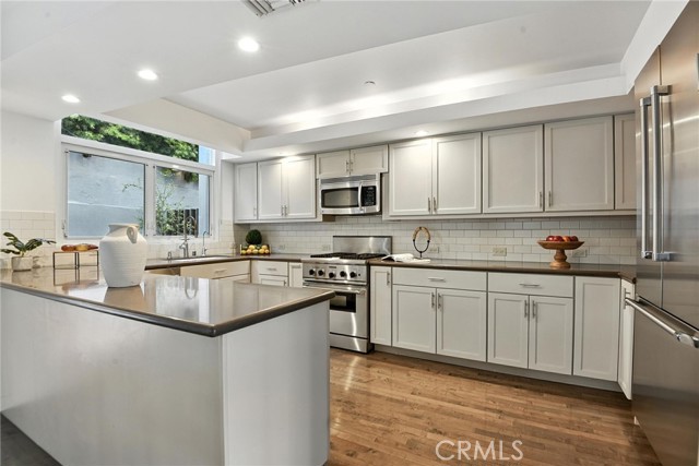 Detail Gallery Image 6 of 46 For 2203 3rd St #1,  Santa Monica,  CA 90405 - 2 Beds | 2/1 Baths