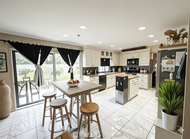 Detail Gallery Image 5 of 8 For 13177 Eclipse, Victorville,  CA 92392 - 5 Beds | 3 Baths