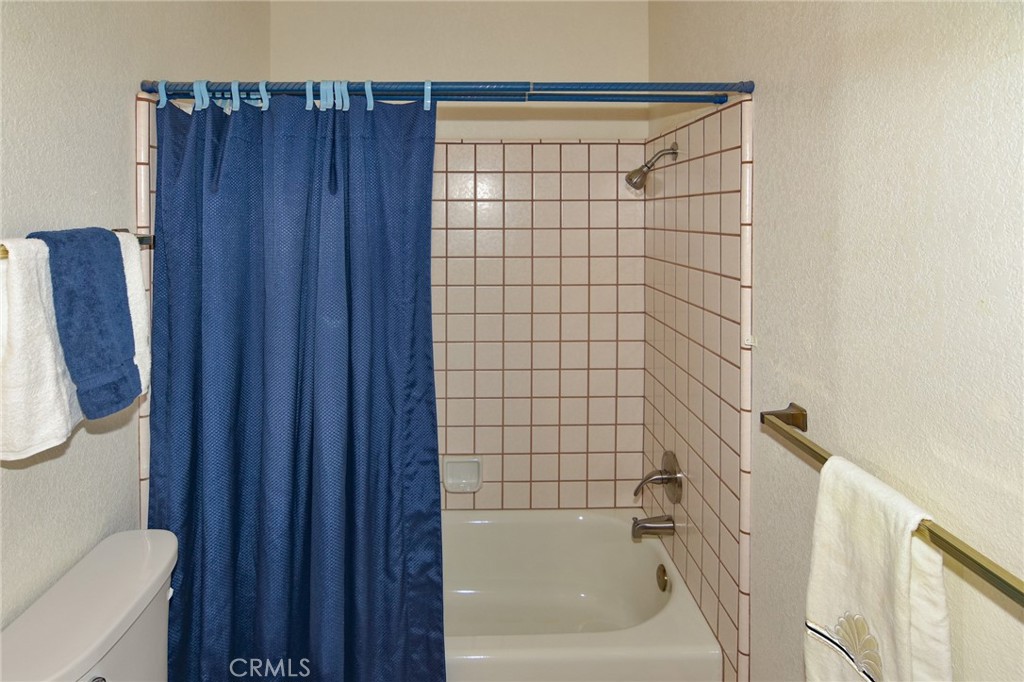 https://media.crmls.org/medias/0952c3ea-cefe-489e-b29e-61d51ad67e35.jpg?preset=X-Large