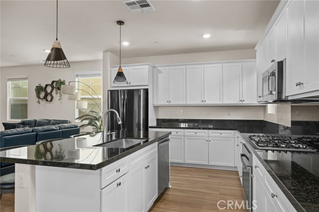 Detail Gallery Image 10 of 31 For 16724 Stags Leap, Fontana,  CA 92336 - 3 Beds | 2/1 Baths