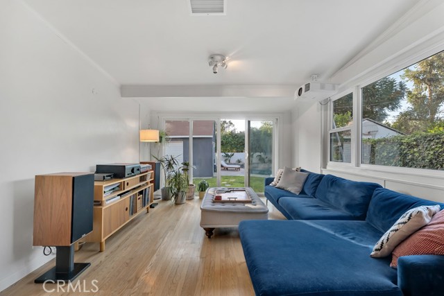 Detail Gallery Image 16 of 52 For 5727 Colbath, Valley Glen,  CA 91401 - 3 Beds | 3 Baths