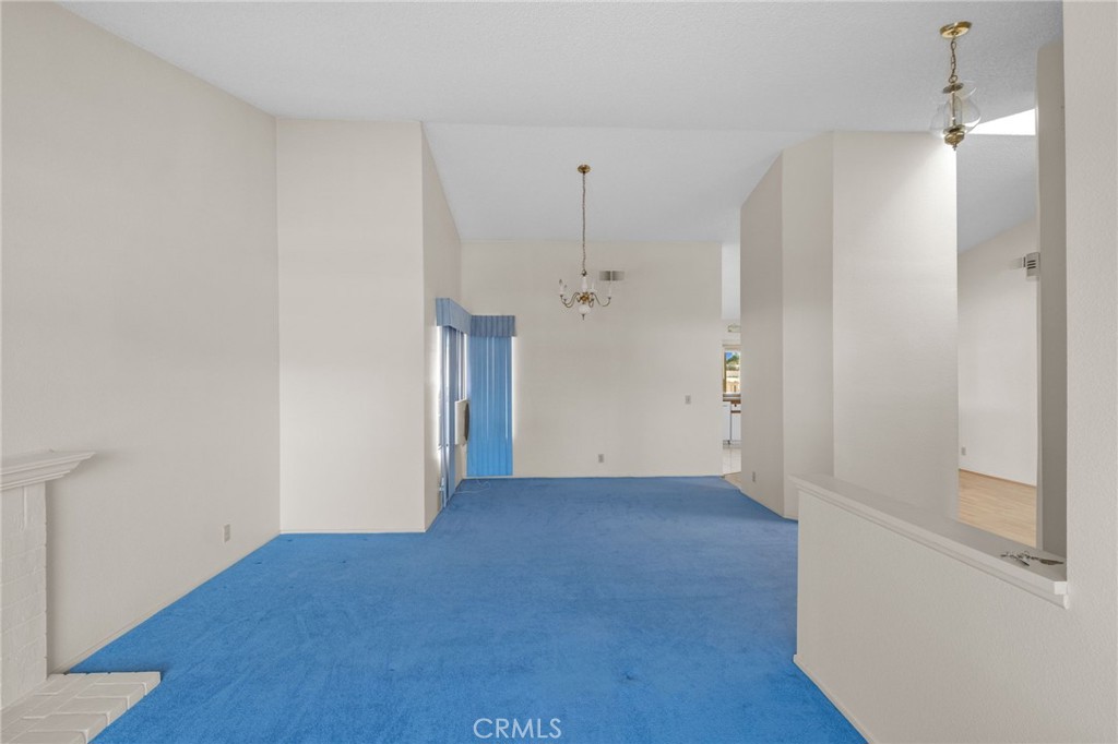 https://media.crmls.org/medias/095a91cd-61f9-4fe2-bfc2-037895480c94.jpg?preset=X-Large