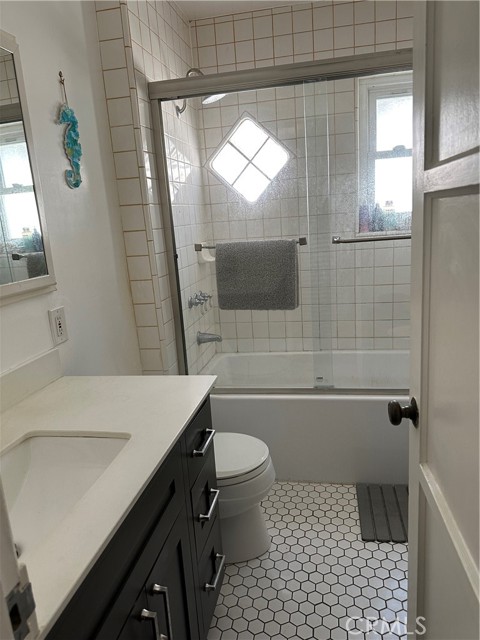 228 4th Street, Seal Beach CA: https://media.crmls.org/medias/09602838-94a6-414d-89e2-abd64774b55c.jpg