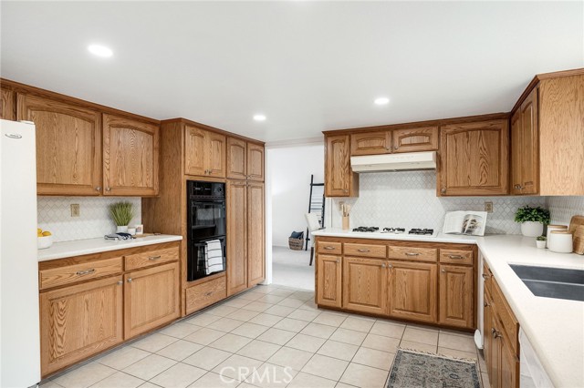 Spacious Kitchen with lots of storage