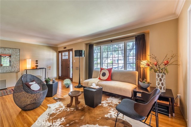 Detail Gallery Image 13 of 20 For 1215 Oak Circle Dr, Glendale,  CA 91208 - 4 Beds | 2/1 Baths