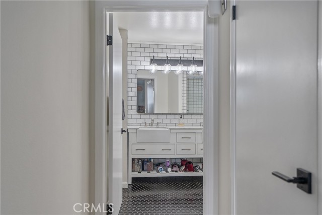 171 N Church Lane, Los Angeles CA: https://media.crmls.org/medias/09679643-b38e-451c-8c5a-4db14aac85ab.jpg