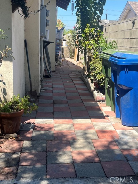 1317 E 108th Street, Los Angeles CA: https://media.crmls.org/medias/0967e89d-6ef6-4f28-be5b-c1b69ae8f4f7.jpg