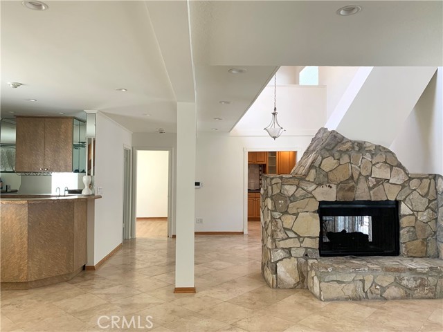 Detail Gallery Image 4 of 32 For 425 S Catalina Ave #4,  Redondo Beach,  CA 90277 - 3 Beds | 3 Baths