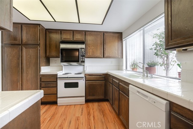 Detail Gallery Image 12 of 28 For 12 Barlovento Ct, Newport Beach,  CA 92663 - 2 Beds | 2 Baths