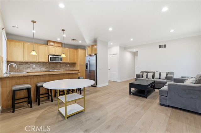 Detail Gallery Image 16 of 46 For 8220 Chamberlain, Reseda,  CA 91335 - 4 Beds | 3 Baths