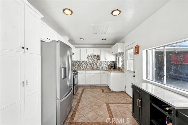 Detail Gallery Image 6 of 22 For 10333 Capistrano Ave, South Gate,  CA 90280 - 2 Beds | 2 Baths