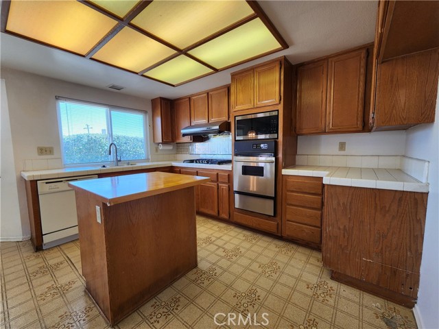 Detail Gallery Image 17 of 55 For 330 Amberwood Dr, Walnut,  CA 91789 - 5 Beds | 3 Baths