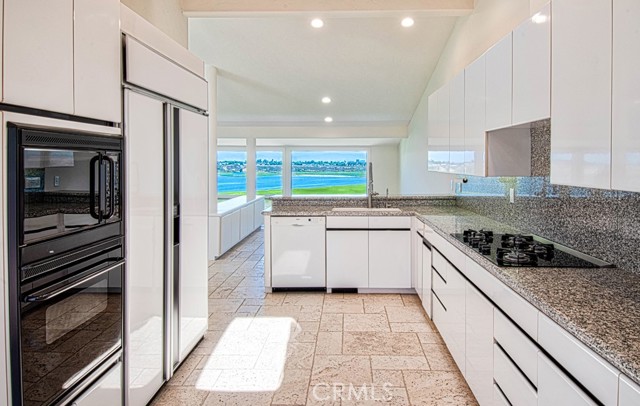 2163 Vista Entrada, Newport Beach CA: https://media.crmls.org/medias/097383dc-a8b7-49a0-b73f-98fa2519d152.jpg