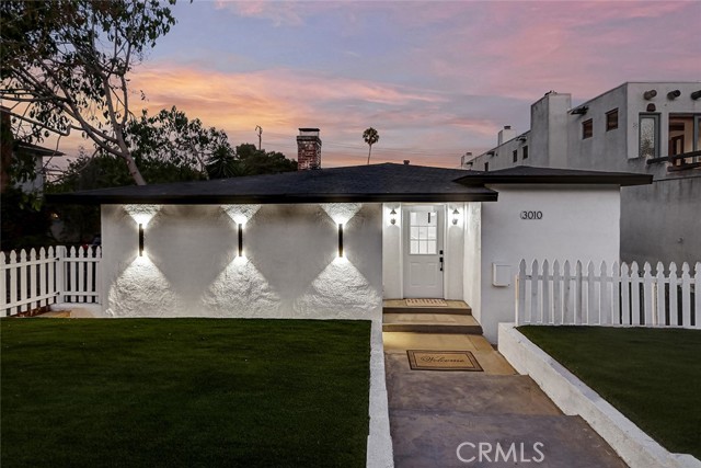 Detail Gallery Image 4 of 38 For 3010 Laurel Ave, Manhattan Beach,  CA 90266 - 4 Beds | 2 Baths