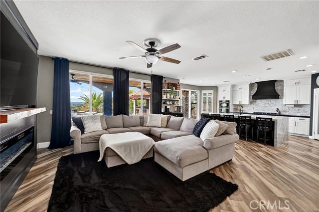 Detail Gallery Image 15 of 57 For 31860 Willow Wood Ct, Lake Elsinore,  CA 92532 - 4 Beds | 3 Baths