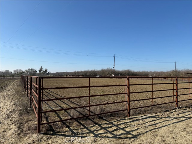 Detail Gallery Image 6 of 70 For 25565 Road 13, Chowchilla,  CA 93610 - 4 Beds | 3 Baths