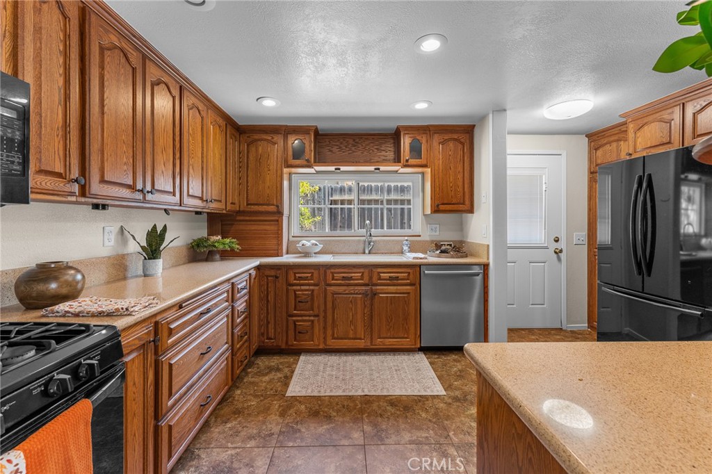 https://media.crmls.org/medias/097a1bb6-b963-486e-80ef-73e021a39a89.jpg?preset=X-Large