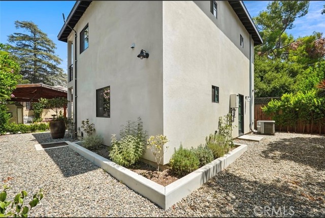 Detail Gallery Image 3 of 10 For 720 W Altadena #1/2,  Altadena,  CA 91001 - 3 Beds | 3 Baths