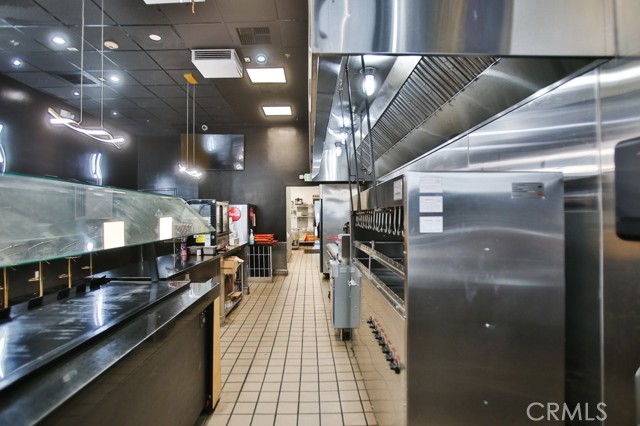 5537 W Sunset Boulevard, Los Angeles CA: https://media.crmls.org/medias/097d6d5f-7bab-4c52-9164-3f1e485cdc64.jpg