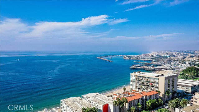 555 Esplanade, Redondo Beach CA: https://media.crmls.org/medias/097e9a06-7ace-45cf-b1c5-beb302f42cb4.jpg