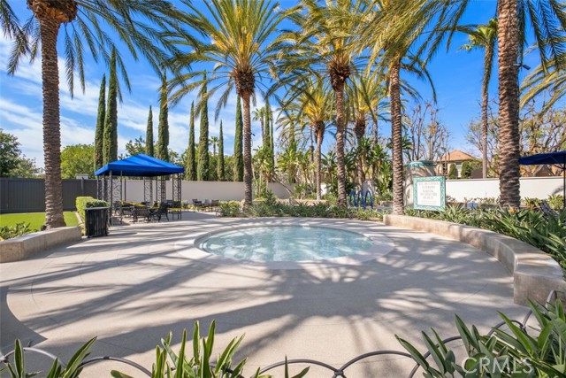 20 Townsend, Irvine CA: https://media.crmls.org/medias/097f2c14-498e-4a31-96e4-337aed3d05a5.jpg
