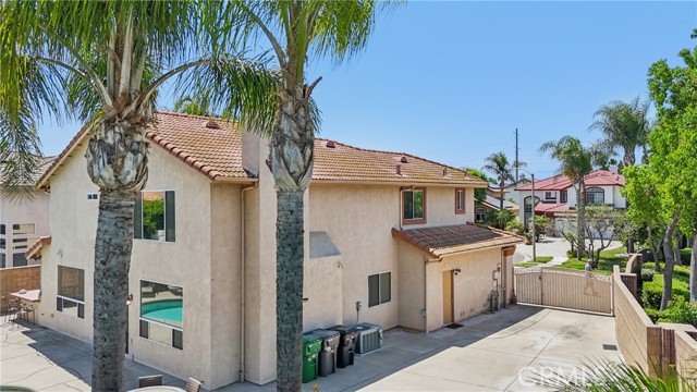 6586 Manzanita Court, Chino CA: https://media.crmls.org/medias/0980d413-b99b-4f7f-bd85-89d6bff633aa.jpg