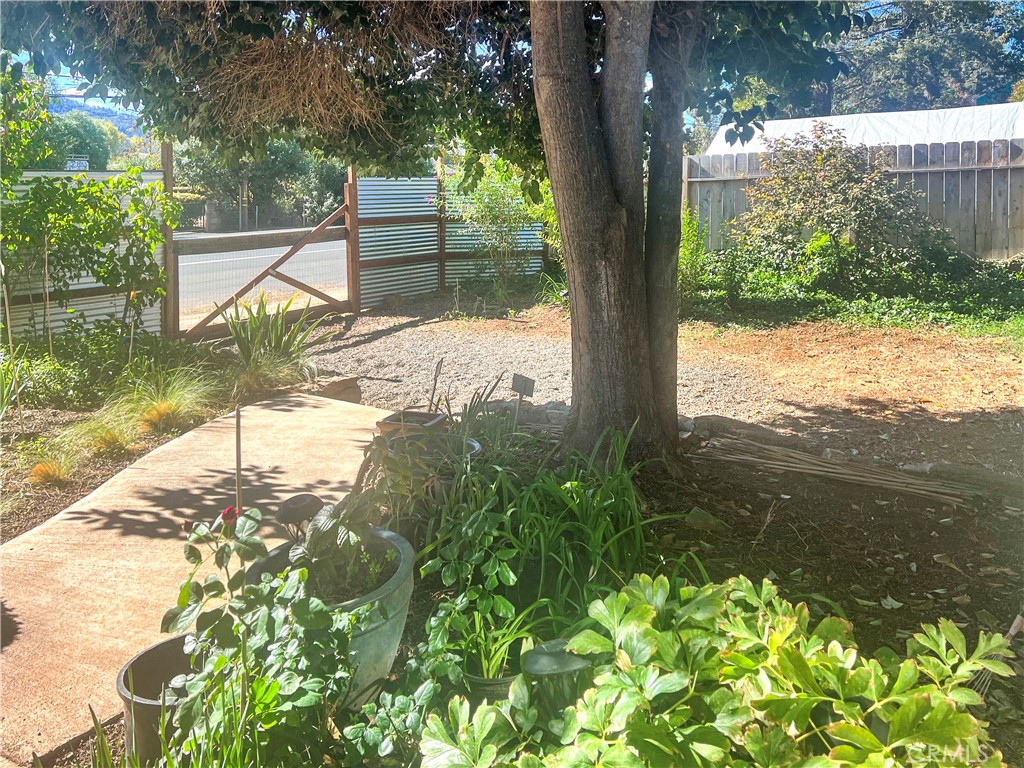 https://media.crmls.org/medias/0981066b-cbb1-48a1-a502-aa7707f6d8e4.jpg?preset=X-Large