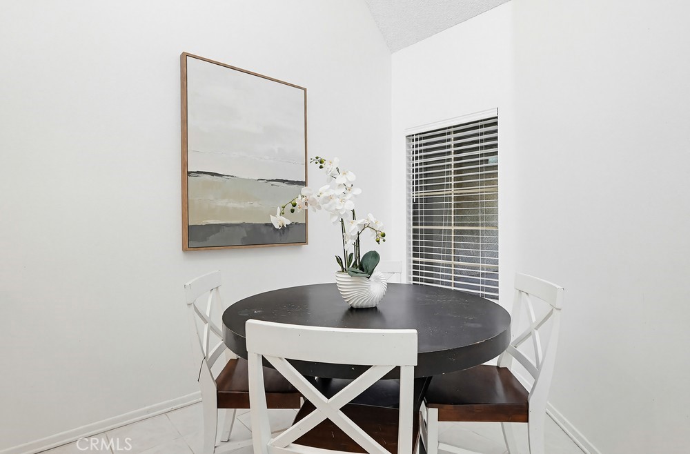 https://media.crmls.org/medias/0981dcf8-2de6-4b4f-8ff7-88f60cdb91b2.jpg?preset=X-Large