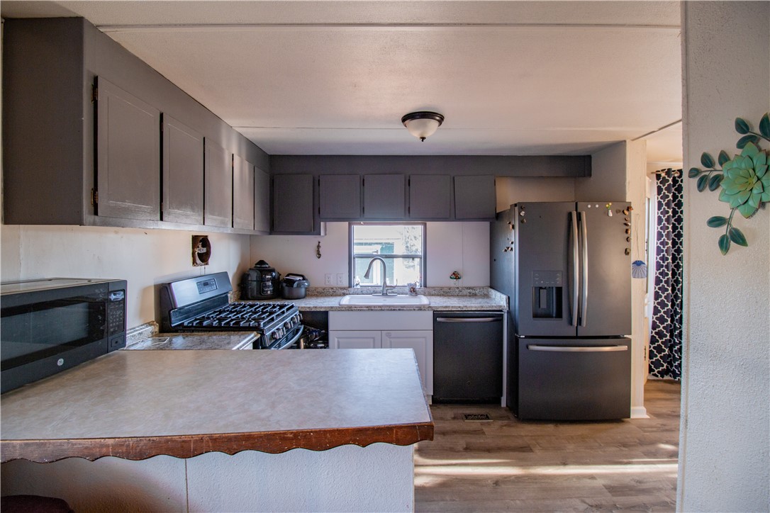 Detail Gallery Image 13 of 36 For 24664 Chimanimani Ct, Tehachapi,  CA 93561 - 2 Beds | 2 Baths