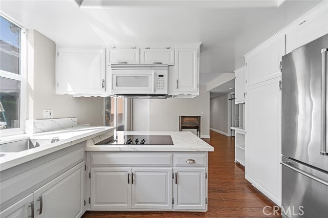 11211 Martha Ann Drive, Rossmoor CA: https://media.crmls.org/medias/0985285f-e162-4ba5-a137-5daf4c191e73.jpg