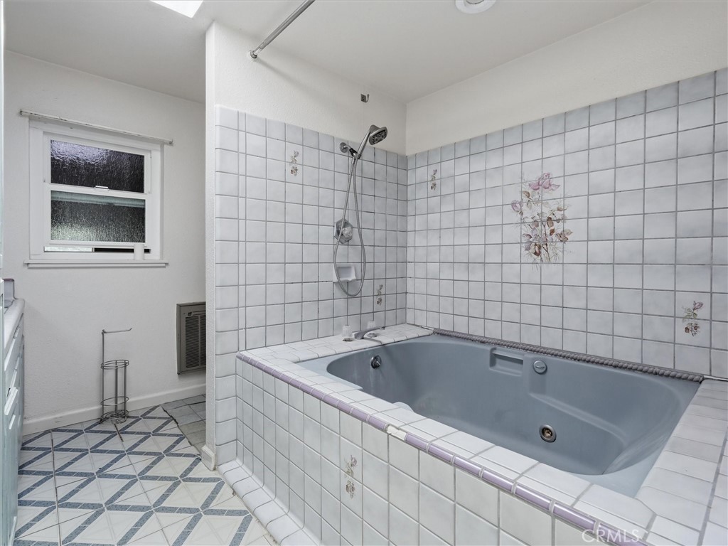https://media.crmls.org/medias/0985ede2-d705-44e7-83b7-6a840bd998df.jpg?preset=X-Large