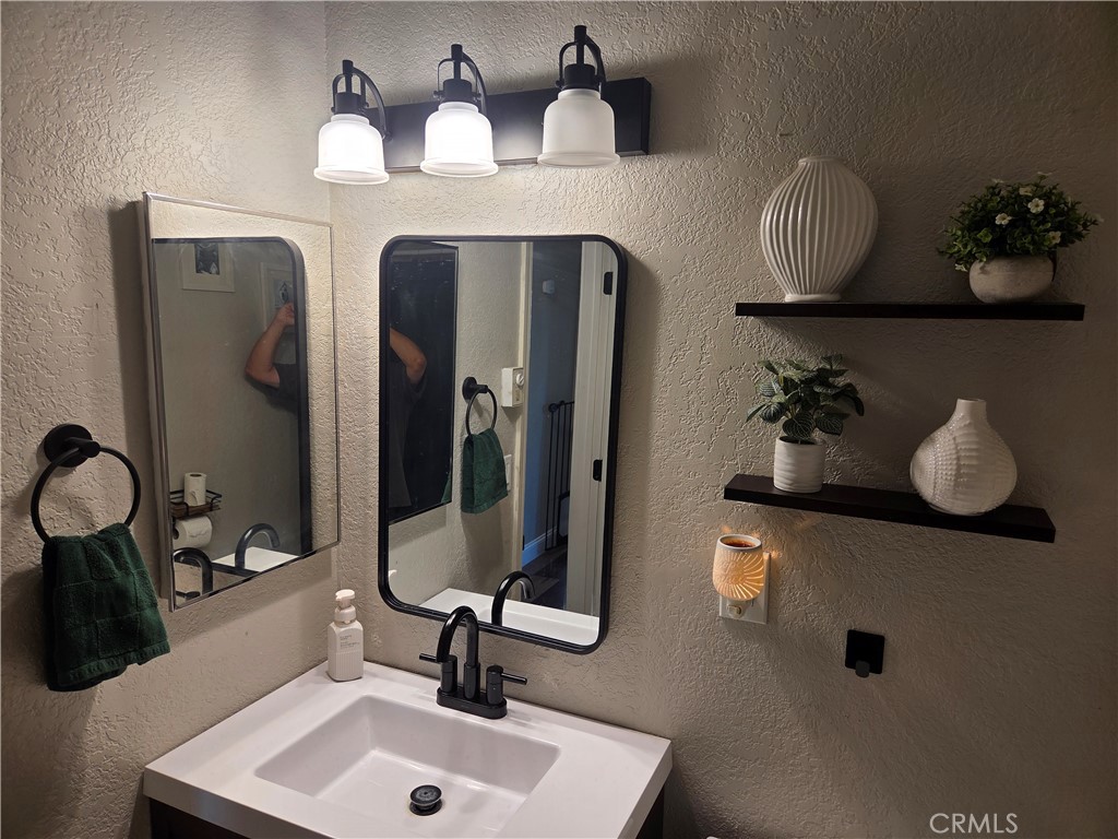 https://media.crmls.org/medias/09883b20-411e-45f9-9b8b-2476b6264e5e.jpg?preset=X-Large