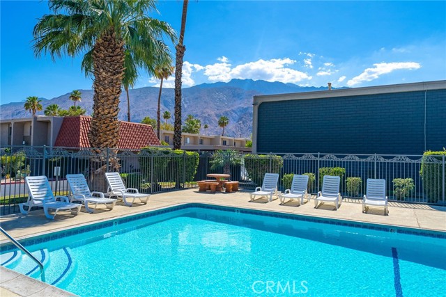 Detail Gallery Image 2 of 24 For 2252 N Indian Canyon Dr #B,  Palm Springs,  CA 92262 - 3 Beds | 2/1 Baths