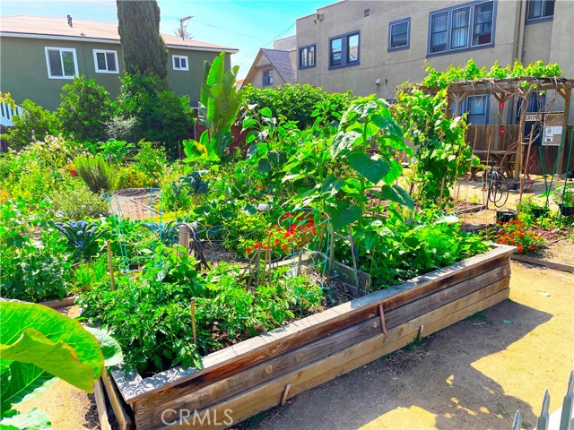 645 Chestnut Avenue, Long Beach CA: https://media.crmls.org/medias/09893401-c663-4fb6-9620-a9d1307bbdcd.jpg