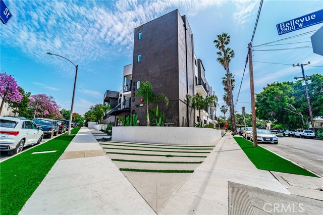 2828 London Street, Los Angeles CA: https://media.crmls.org/medias/098a2914-9ce4-45b3-abe2-60d53ac3e910.jpg