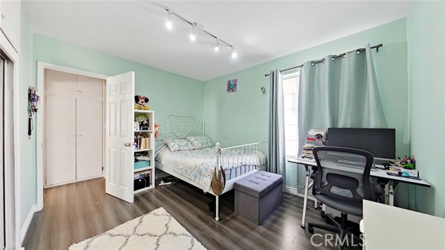 5633 Denny photo 27