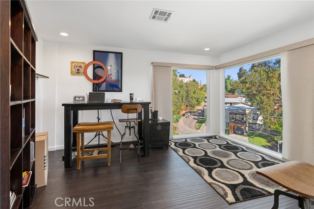 Detail Gallery Image 5 of 28 For 4477 Ensenada Dr, Woodland Hills,  CA 91364 - 4 Beds | 3/1 Baths