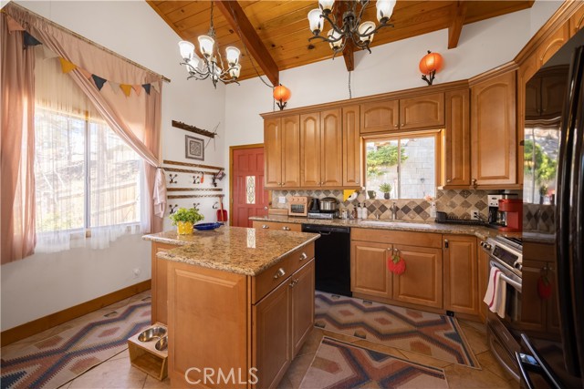 Detail Gallery Image 13 of 42 For 39563 Raccoon Dr, Fawnskin,  CA 92333 - 2 Beds | 2 Baths