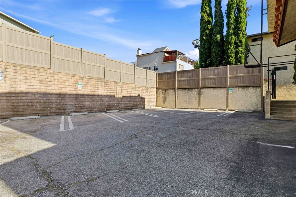 https://media.crmls.org/medias/098d3ba6-5d23-4916-8449-32b98fc195f4.jpg?preset=X-Large