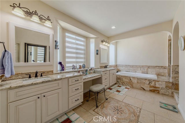 2101 S Sanders Ct, La Habra CA: https://media.crmls.org/medias/098ef2e2-0c96-4dc6-9857-fbea5e35c850.jpg