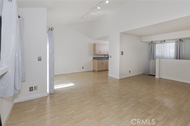 Detail Gallery Image 6 of 40 For 10504 Sunland Bld #5,  Sunland,  CA 91040 - 2 Beds | 1/1 Baths