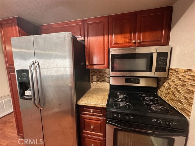 21450 Burbank Boulevard, Woodland Hills CA: https://media.crmls.org/medias/09965c5d-4a78-487d-99b0-e18540616b58.jpg