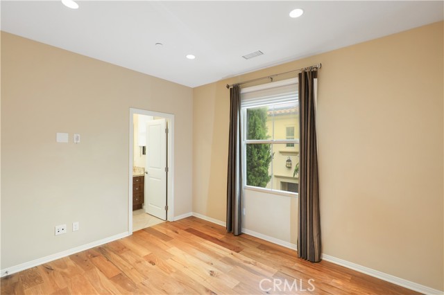 220 Kempton, Irvine CA: https://media.crmls.org/medias/09972946-1d67-4418-86c3-ce5e252ecded.jpg