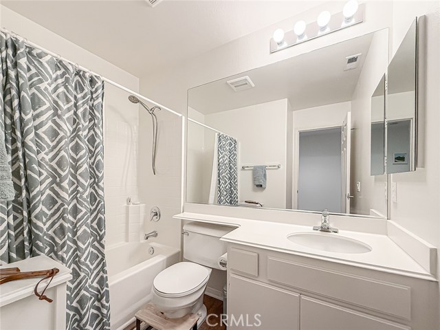 2037 Freesia Avenue, Simi Valley CA: https://media.crmls.org/medias/0998b241-35f4-4c37-81ed-d93f368f228d.jpg