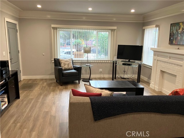 Detail Gallery Image 2 of 12 For 2059 N Vermont, Los Angeles,  CA 90027 - 2 Beds | 2 Baths