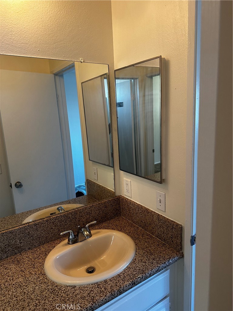https://media.crmls.org/medias/099af405-dfdf-4097-aa8e-1474aa072bde.jpg?preset=X-Large