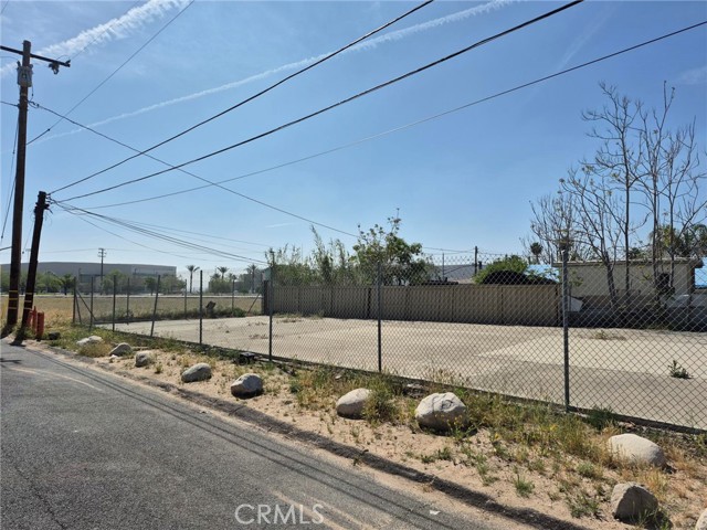 Detail Gallery Image 2 of 9 For 27489 4th St, Highland,  CA 92410 - – Beds | – Baths